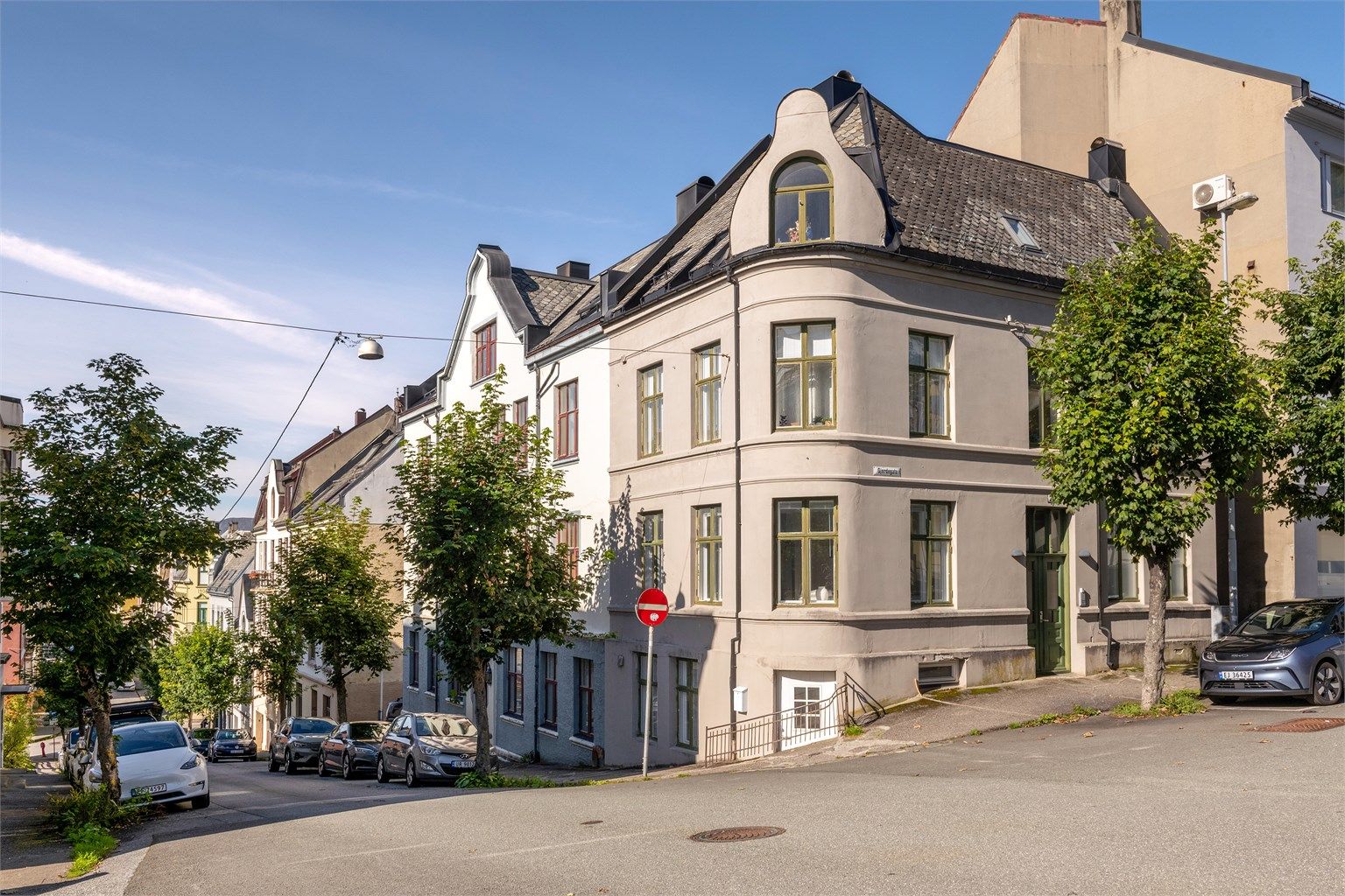 Leiligheten ligger i 2. etasje i en klassisk bygård, sentralt plassert i Ålesund sentrum.
Foto: Stian Wiik
