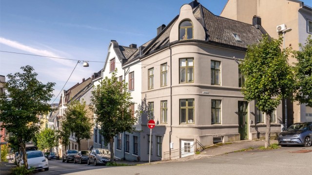 Leiligheten ligger i 2. etasje i en klassisk bygård, sentralt plassert i Ålesund sentrum.
Foto: Stian Wiik