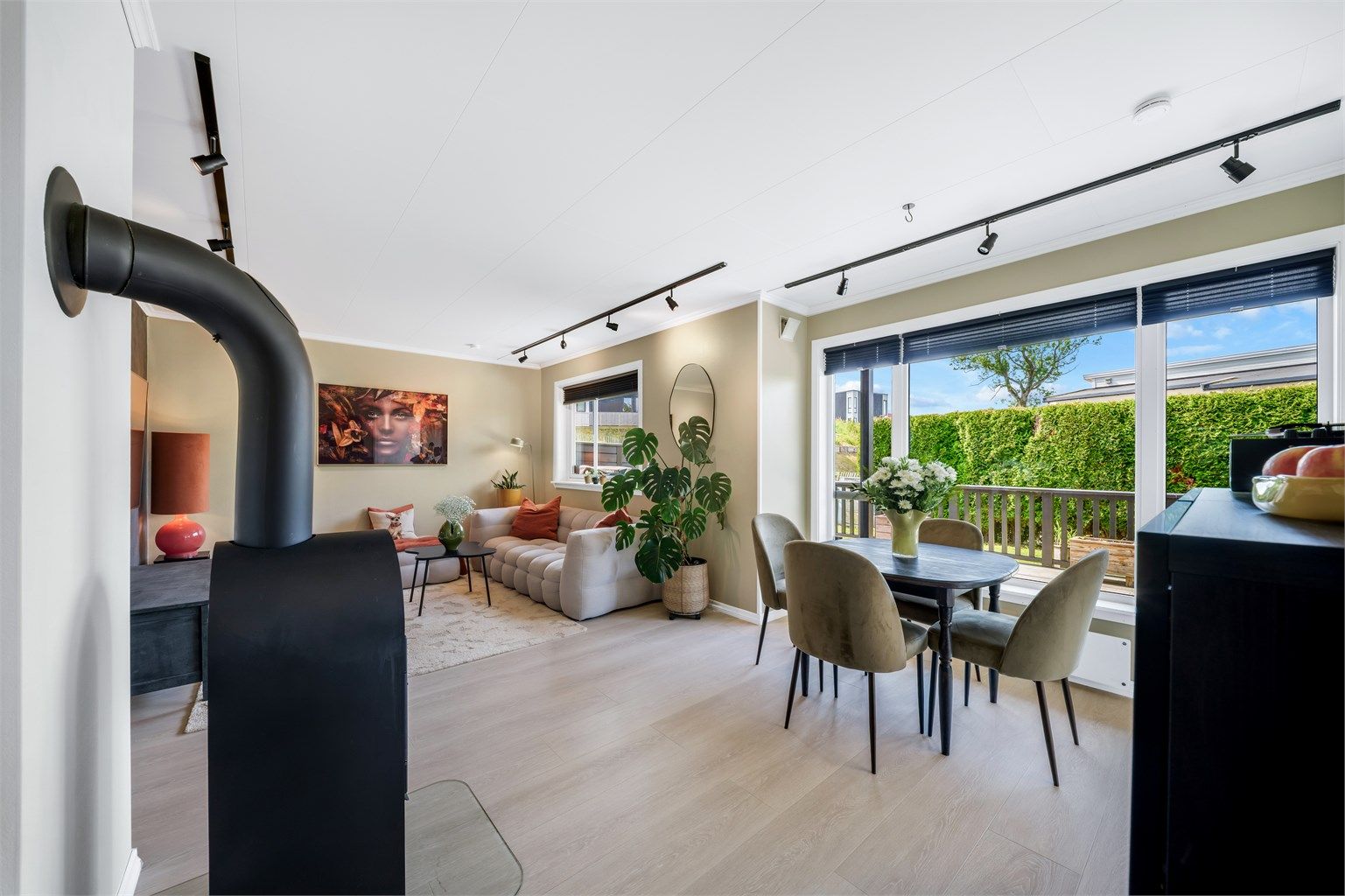 Stuen har plass til både sofagruppe og spisebord.