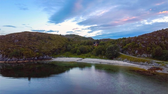 Velkommen til Kvitsandveien 35 - en særdeles flott beliggende bolig like ovenfor sandstranda på Kvitsand