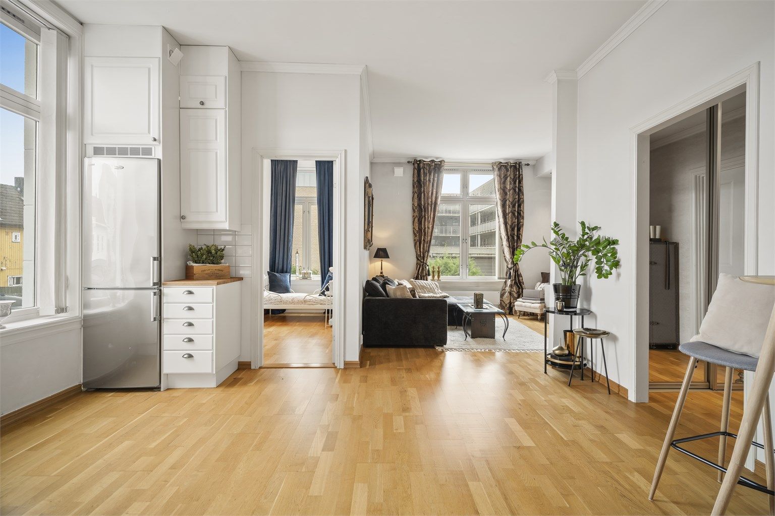 Himlingshøyden kombinert med de store vinduene gjør leiligheten luftig og lys.