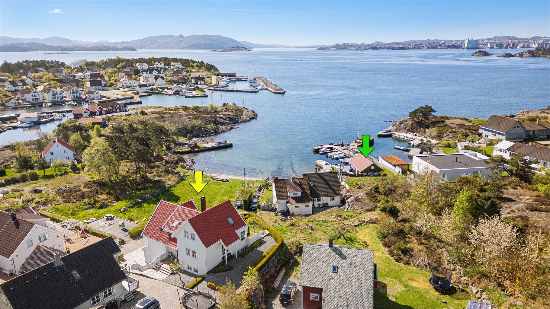 Solvigveien 5 grenser til hvit sandstrand  - Kort avstand til naustet og bryggen (grønn pil)