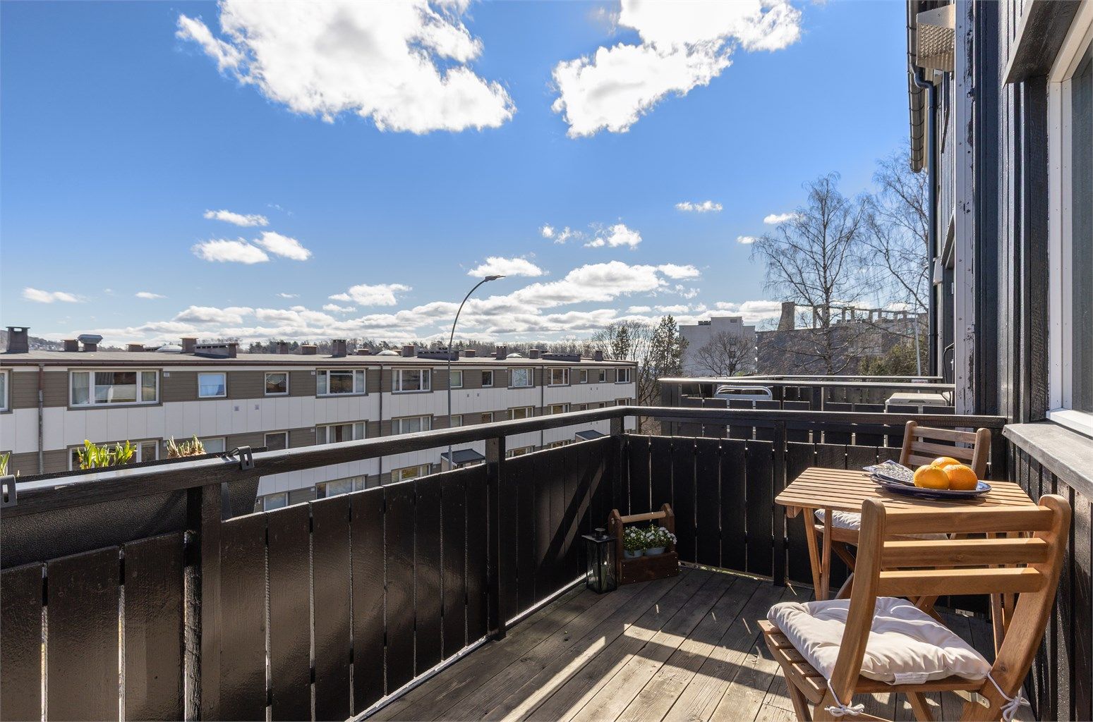 Det er plass til et kaffebord med stoler, og kan møbleres med planter og potter for å skape en ekstra koselig uteplass