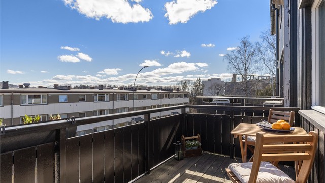 Det er plass til et kaffebord med stoler, og kan møbleres med planter og potter for å skape en ekstra koselig uteplass