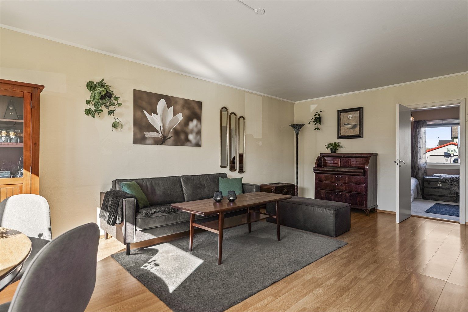 Stuen har laminatgulv og god plass til både sofagruppe og spisebord.