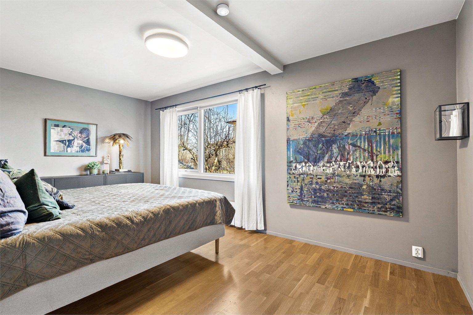 Boligen har 3 soverom. Hovedsoverommet er av god størrelse og har plass til dobbeltseng med nattbord.  Her er det også et romslig walk-in-closet med god plass til garderoben.