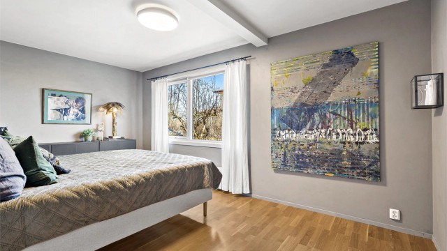 Boligen har 3 soverom. Hovedsoverommet er av god størrelse og har plass til dobbeltseng med nattbord. Her er det også et romslig walk-in-closet med god plass til garderoben.