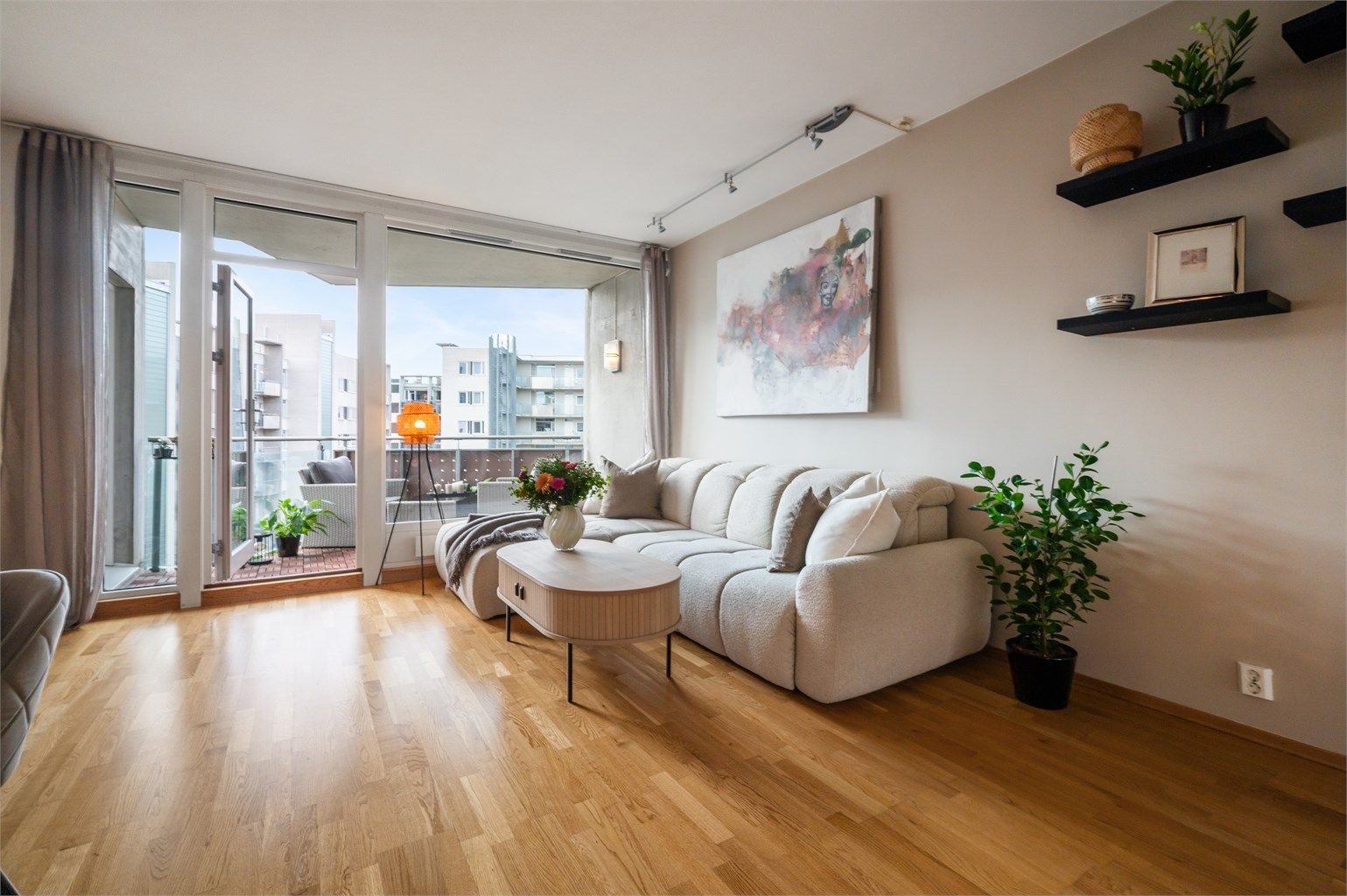 Den generøse takhøyden på 2,64 meter, kombinert med store vindusflater, skaper en lys og luftig atmosfære i stuen.