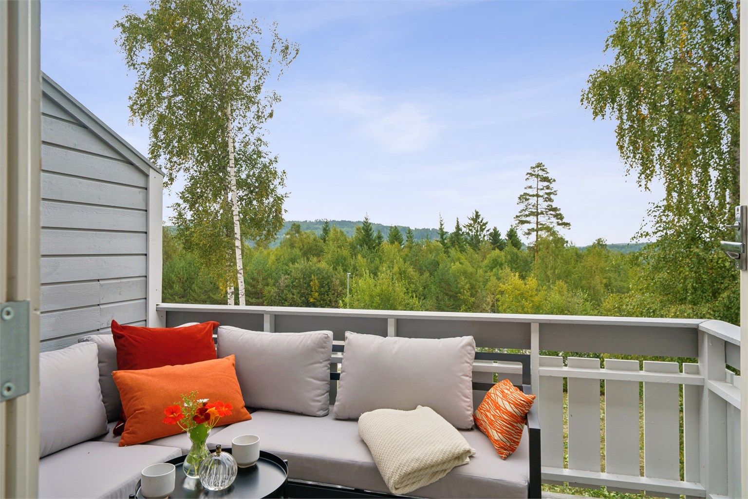 Balkongen gir et hyggelig uterom og blir en fin forlengelse av oppholdsarealet i sommerhalvåret.