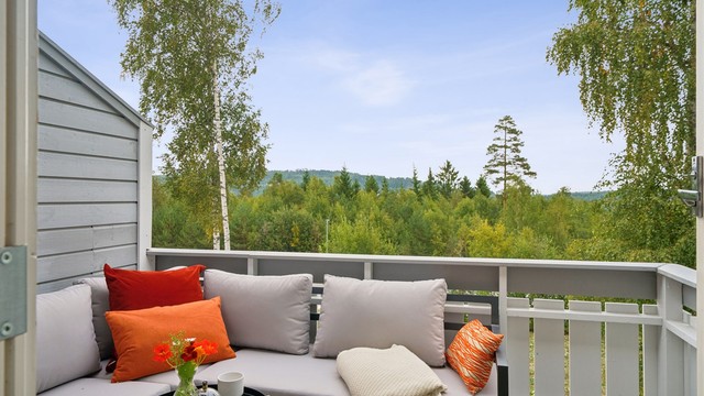 Balkongen gir et hyggelig uterom og blir en fin forlengelse av oppholdsarealet i sommerhalvåret.