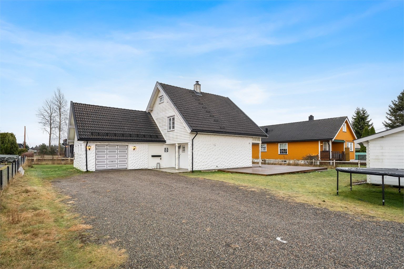 Innholdsrik enebolig med integrert garasje.