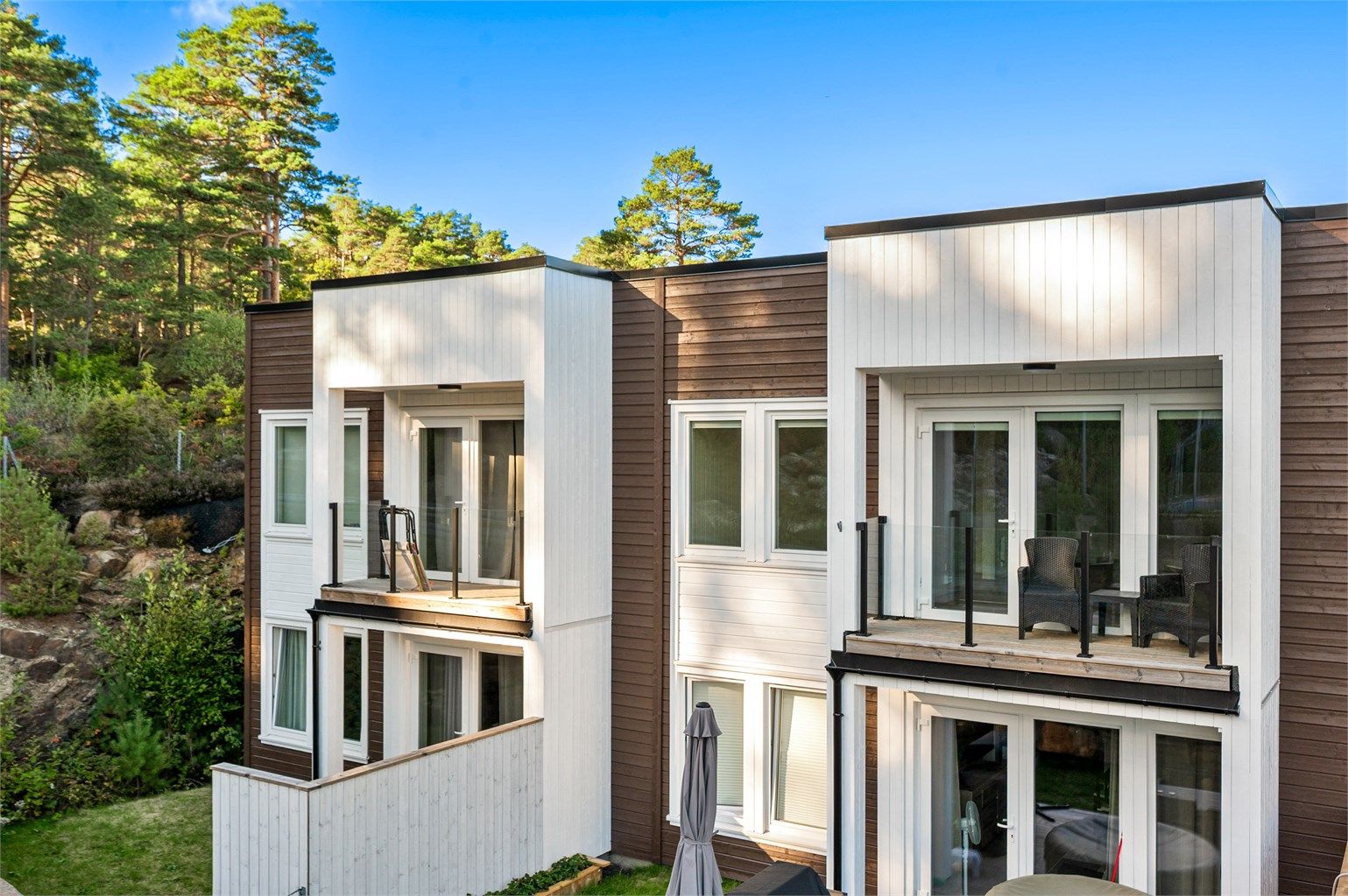 Leiligheten har en åpen og fin beliggenhet i 2. etasje. Balkongen har rekkverk i metall og glass samt gulv belagt med terrassebord. 