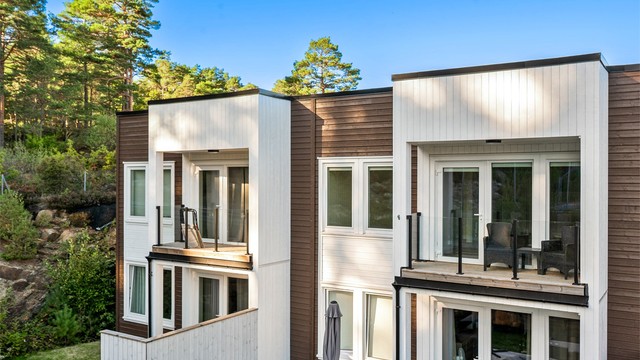 Leiligheten har en åpen og fin beliggenhet i 2. etasje. Balkongen har rekkverk i metall og glass samt gulv belagt med terrassebord.