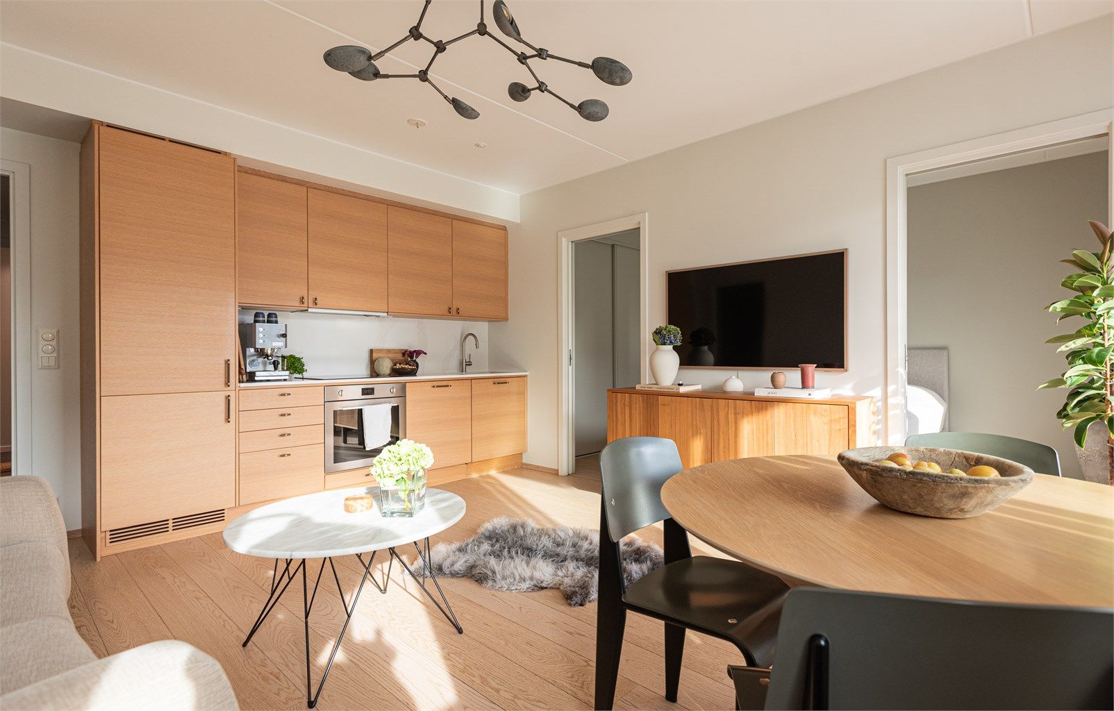 Selveierleilighet fra 2020 med heisadkomst og åpen stue- og kjøkkenløsning.
Foto: Studio Oslo