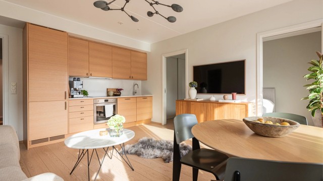 Selveierleilighet fra 2020 med heisadkomst og åpen stue- og kjøkkenløsning.
Foto: Studio Oslo