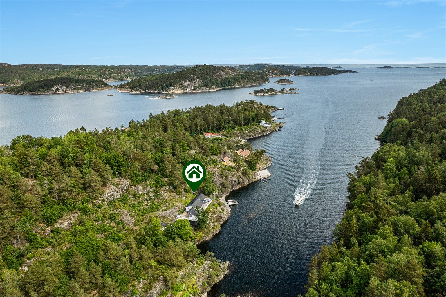 Det blåser gjerne friskt i ytre del av Kragerøs skjærgården. Derfor søker ofte båtfolk ly i Langøykilen. Det er nok ikke tilfeldig at hytta er plassert i innseilingen her.