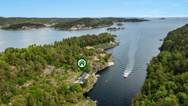 Det blåser gjerne friskt i ytre del av Kragerøs skjærgården. Derfor søker ofte båtfolk ly i Langøykilen. Det er nok ikke tilfeldig at hytta er plassert i innseilingen her.