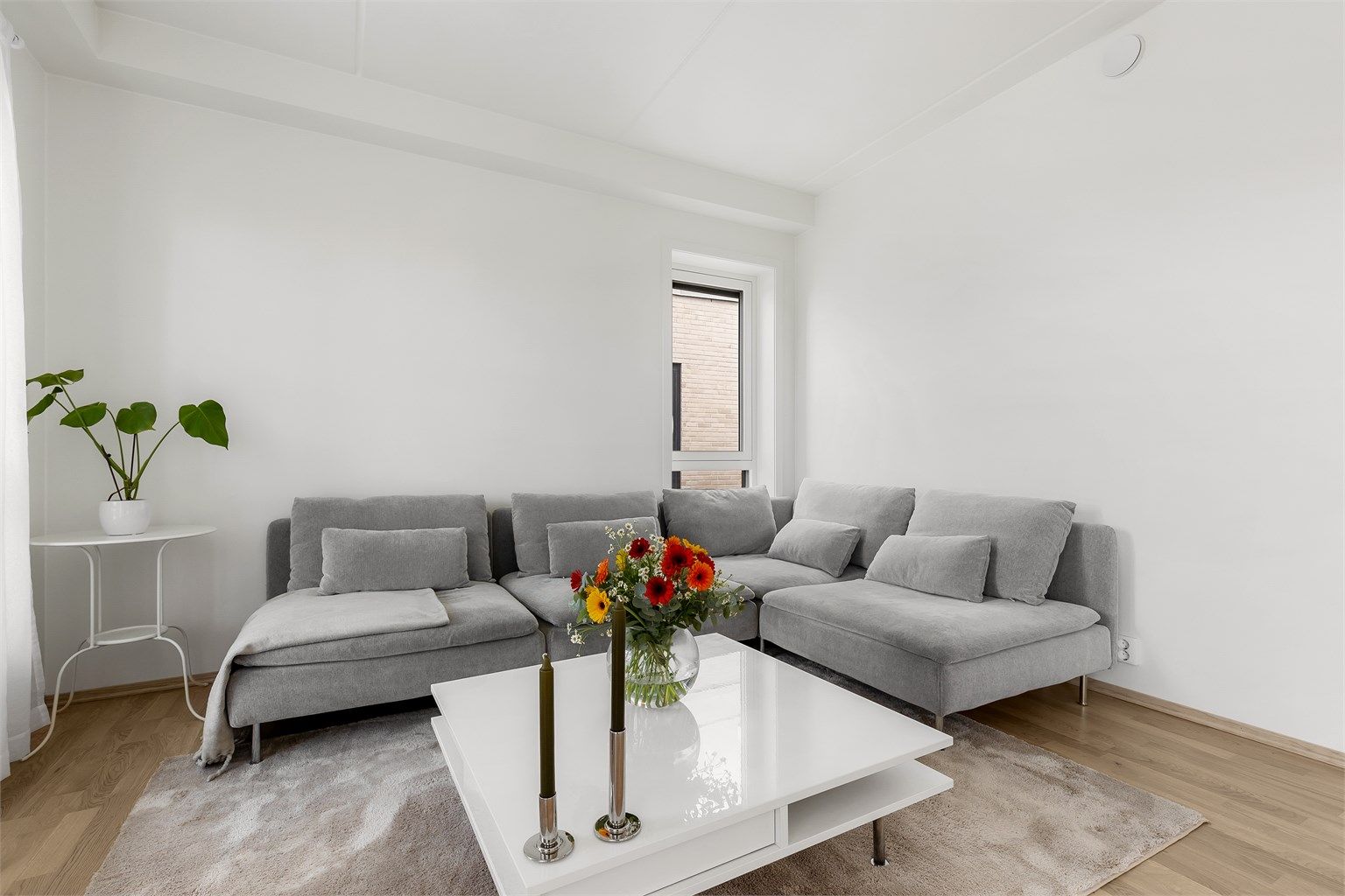 Her er det god plass til både sofagruppe og spisebord, og stuen egner seg like godt til rolige kvelder som til hyggelige sammenkomster.