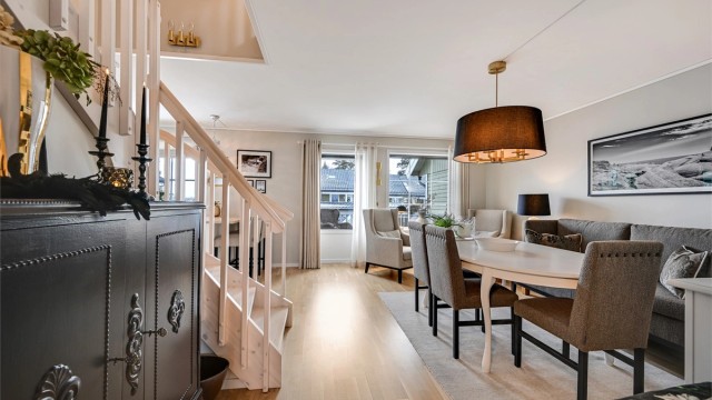 Stuen oppleves som lys, luftig og svært innbydende, med gode vindusflater og fleksible møbleringsmuligheter.