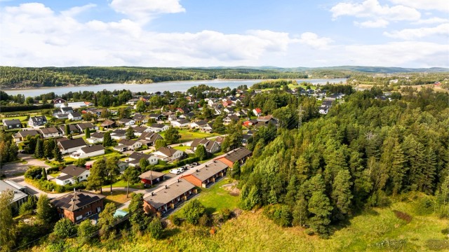 I Vestbyveien 1 bor du oppriktig tilbaketrukket, med naturen rett utenfor.
