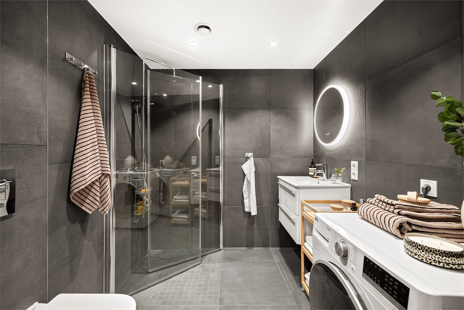 Pent og moderne, flislagt bad fra 2023 med gulvvarme, downlights i himling og opplegg for vaskemaskin.