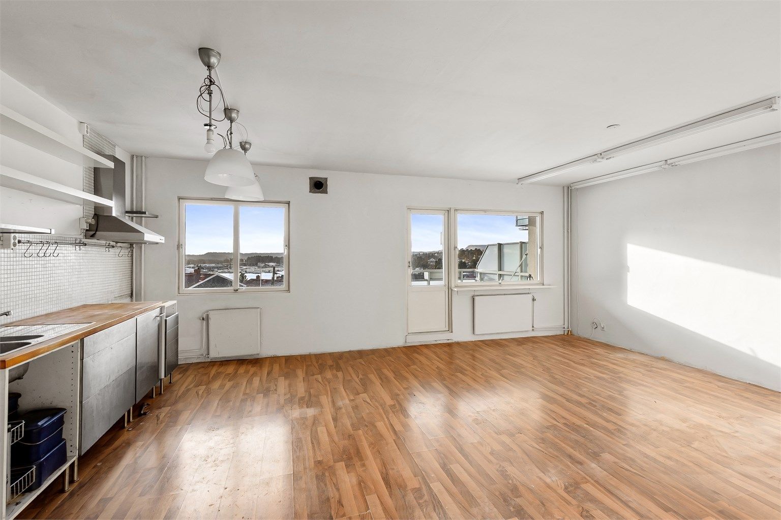 Kjøkkeninnredningen er funksjonell og kan enkelt moderniseres eller byttes ut etter ønske.