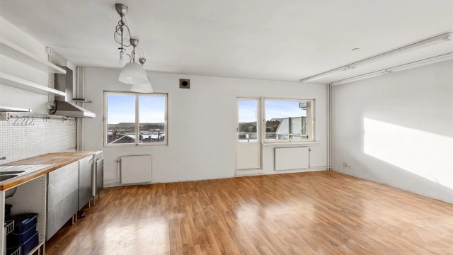 Kjøkkeninnredningen er funksjonell og kan enkelt moderniseres eller byttes ut etter ønske.