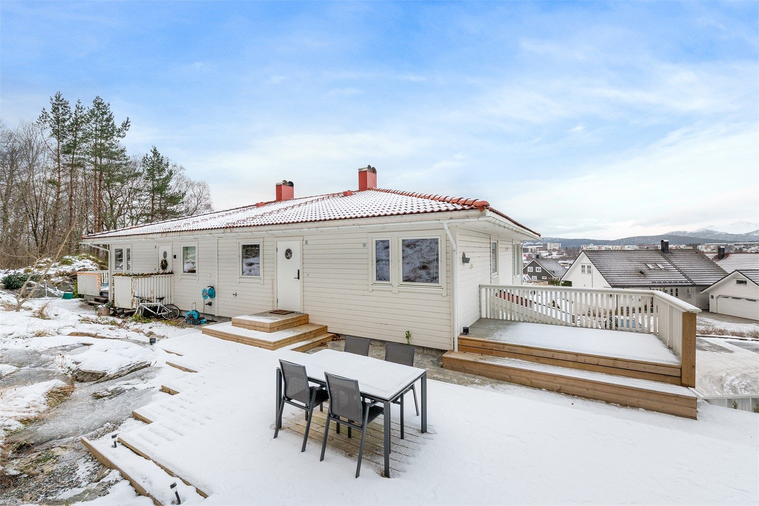 Stor uteplass og markterrasse mot sydøst i tilknytning til inngangsparti