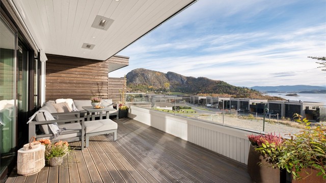 Deler av terrassen mot øst med god plass til romslig sofagruppe
