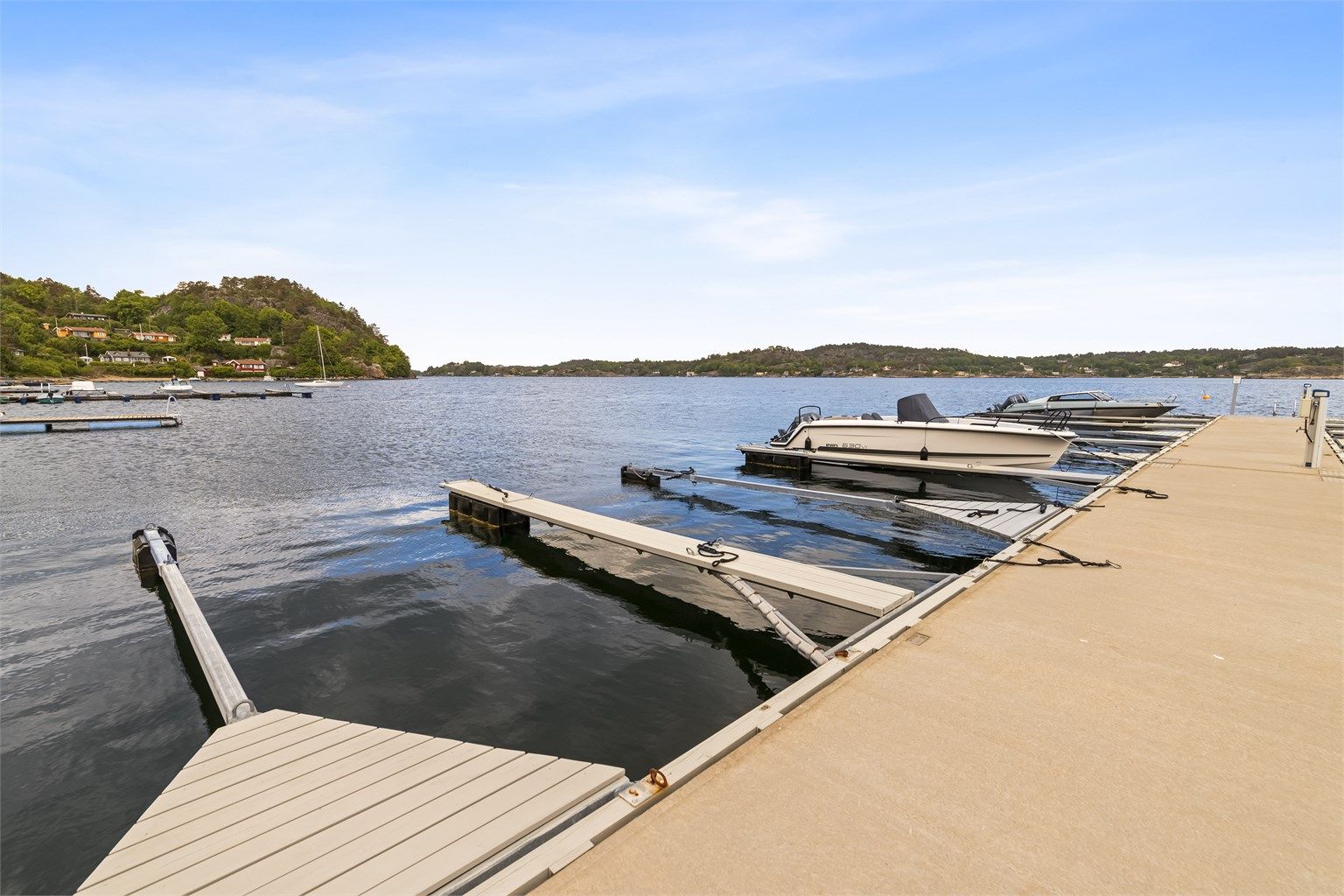 Dersom båtlivet med Mefjordens flotte holmer og skjær frister, er det ikke lange veien til felles brygge (plassen er markert med nr. 16).
