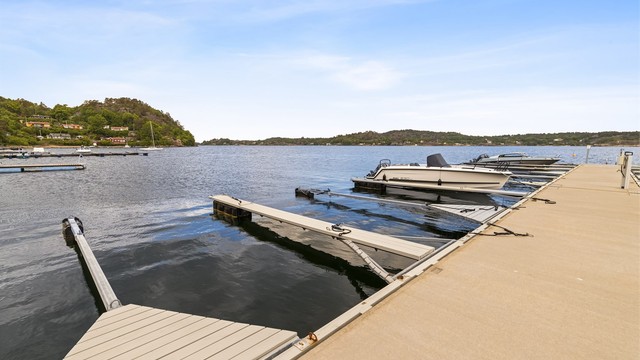 Dersom båtlivet med Mefjordens flotte holmer og skjær frister, er det ikke lange veien til felles brygge (plassen er markert med nr. 16).