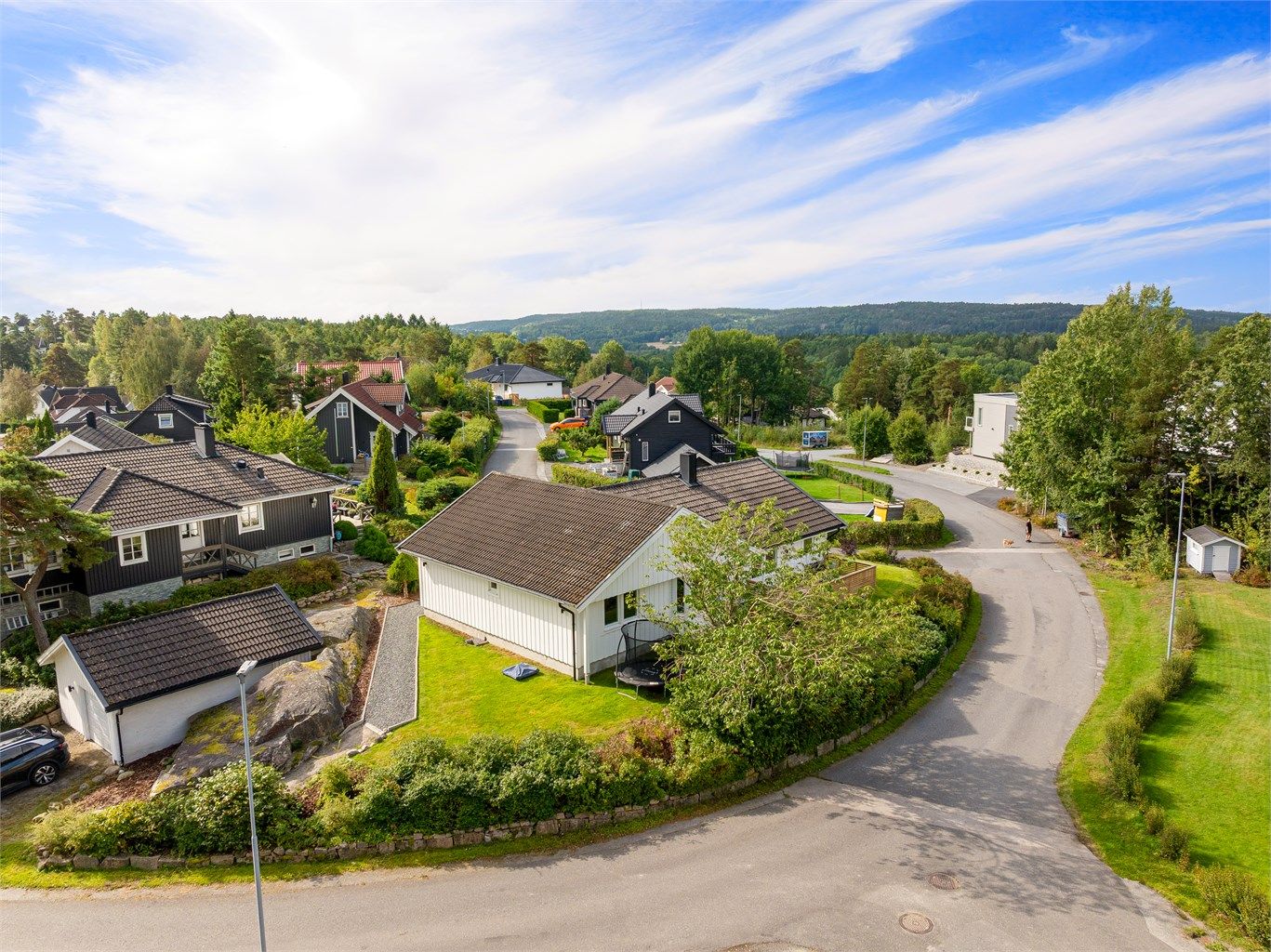 Denne eneboligen er oppført på en attraktiv og luftig hjørnetomt med tilstøtende bebyggelse på kun én side.