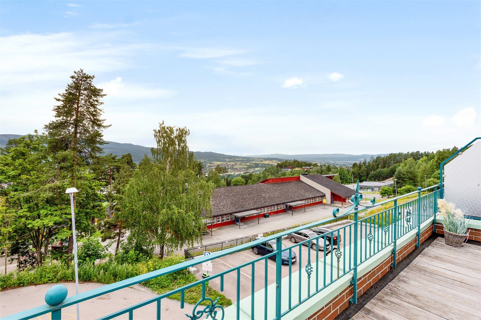 Flott utsikt og kort vei å gå til barneskole, barnehage og Kiwi butikk