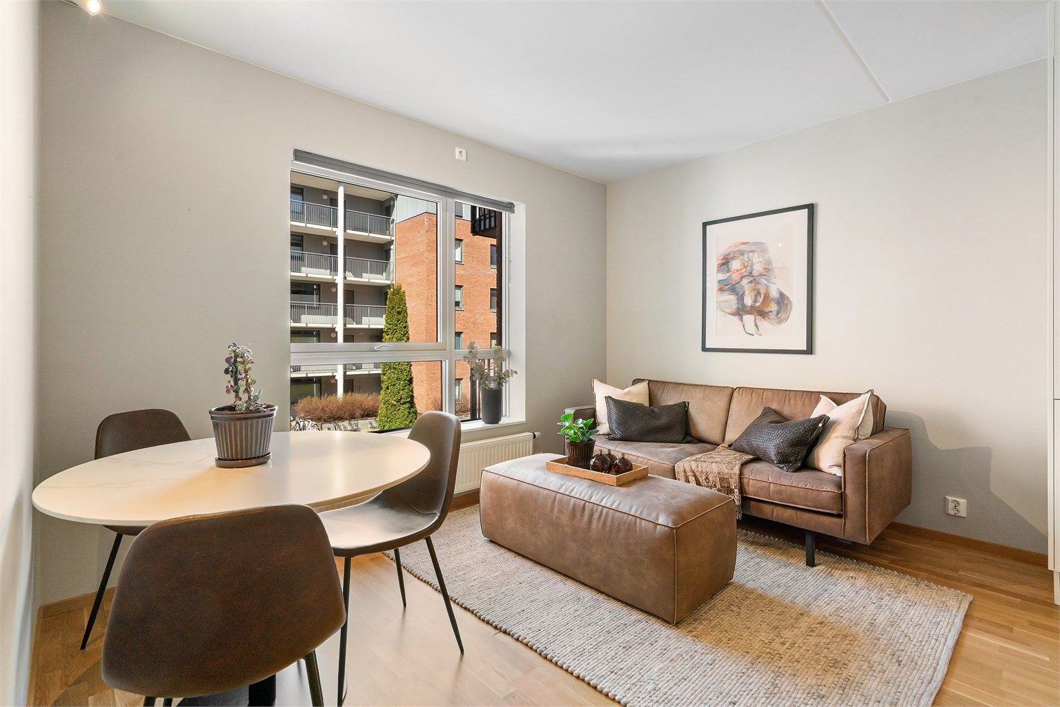 Stuen har en takhøyde på 2,50 meter og er enkel å møblere med soner for både spising og avslapning.