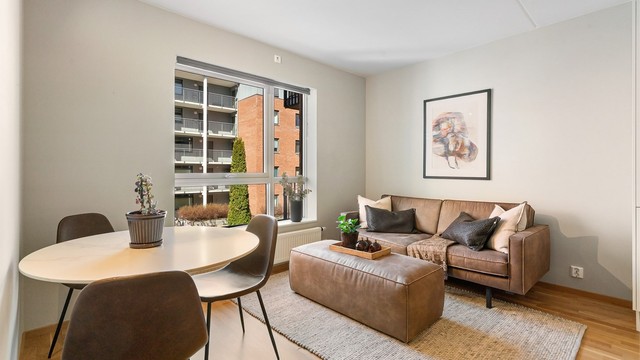 Stuen har en takhøyde på 2,50 meter og er enkel å møblere med soner for både spising og avslapning.