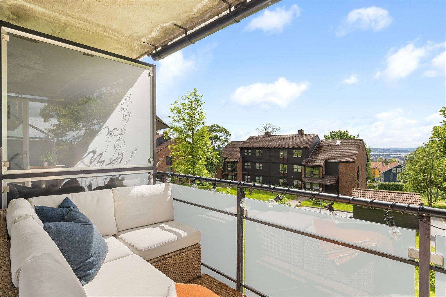 Ut fra stuen har du en svært solrik sydvestvendt balkong med flott utsikt 