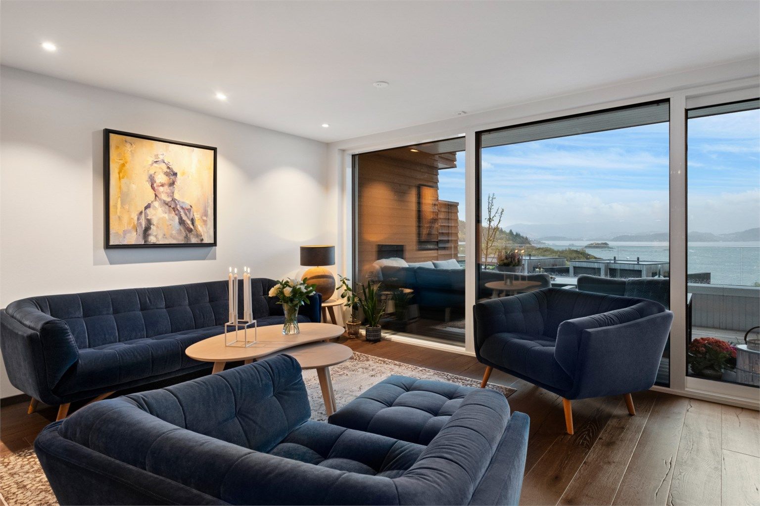 Koselig sofakrok i deler av stuen i tilknytning til kjøkken 