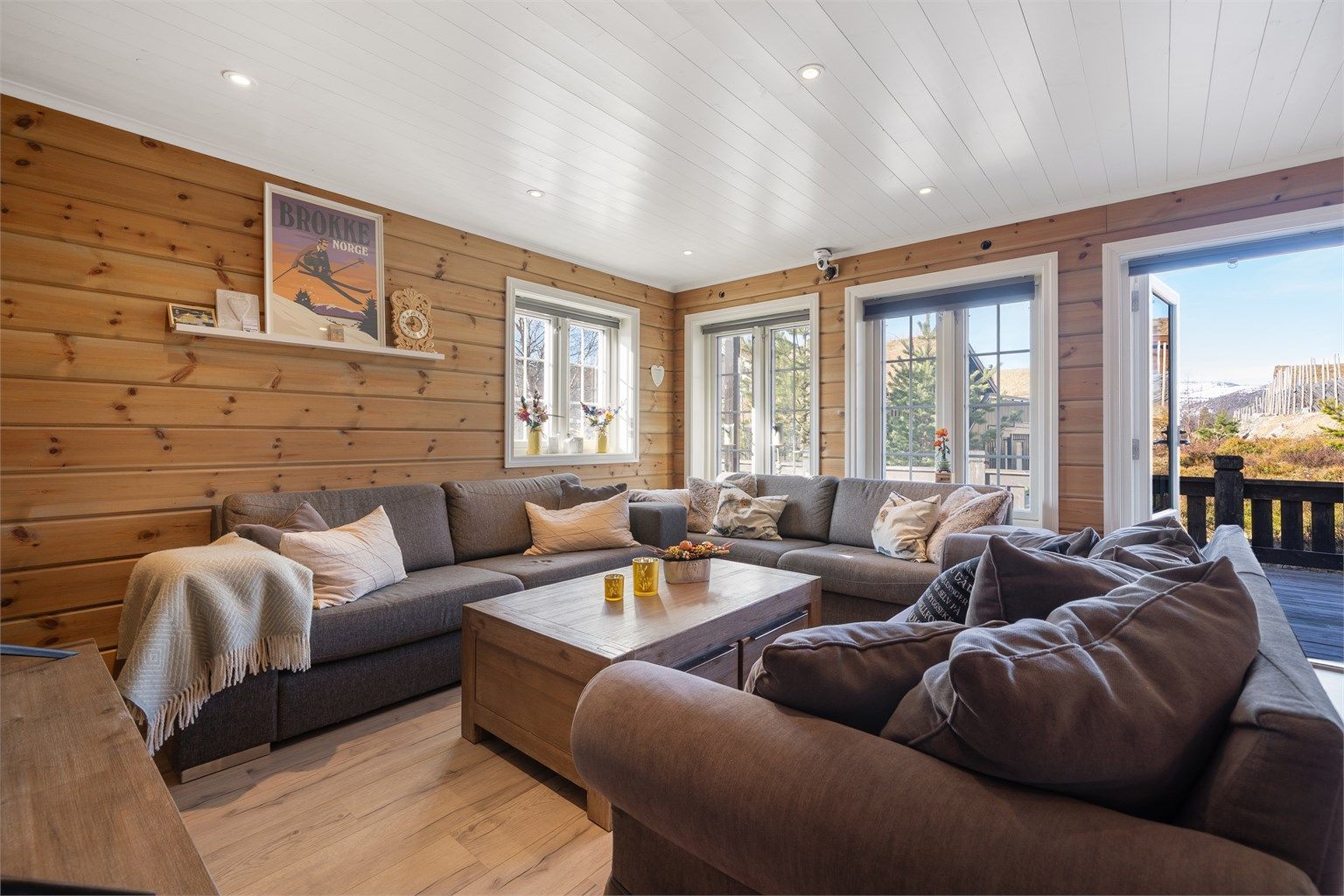 Stue med utgang solrik terrasse. Fin utsikt mot fjellene.