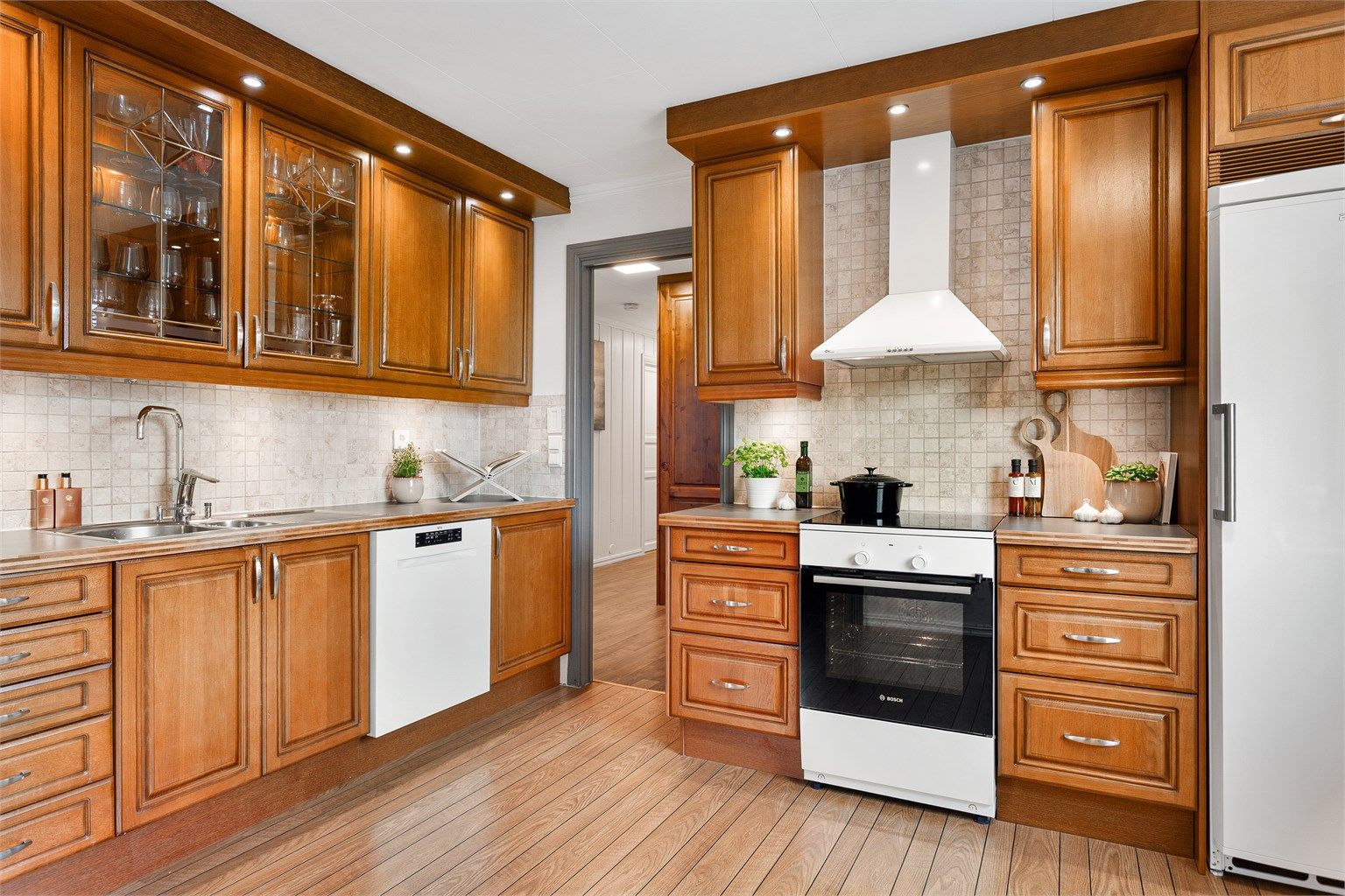 Kjøkken med Marbodal innredning. Profilert innredning og laminert benkeplate med nedfelt oppvaskkum.