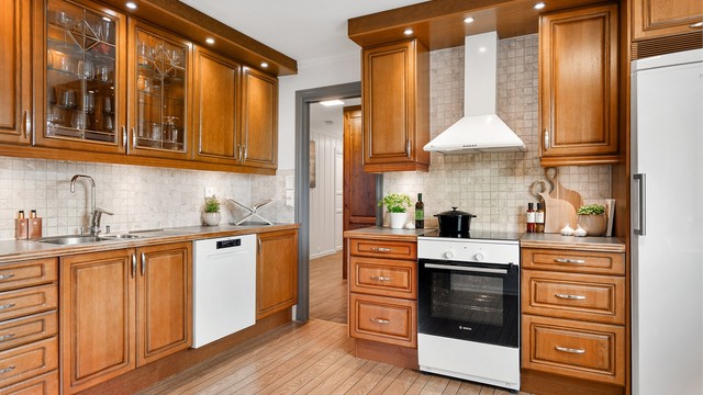 Kjøkken med Marbodal innredning. Profilert innredning og laminert benkeplate med nedfelt oppvaskkum.