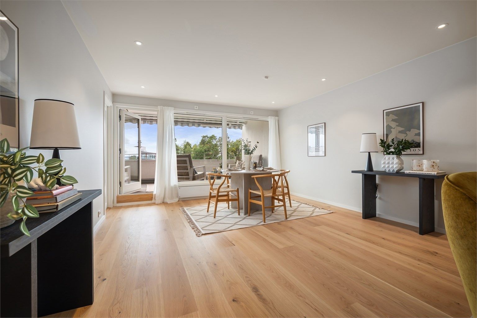 En sjeldent gjennomført og innholdsrik terrasseleilighet profesjonelt oppusset i 2025, med en attraktiv beliggenhet og luftig utsikt!