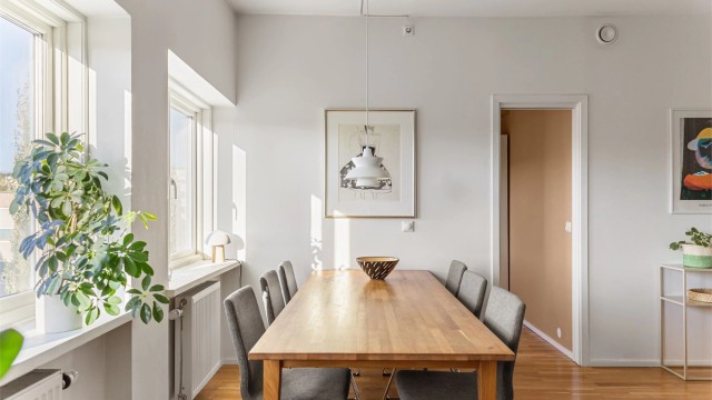 Her er det god plass til et stort spisebord, og vannbåren varme og balansert ventilasjon sørger for et behagelig inneklima året rundt.