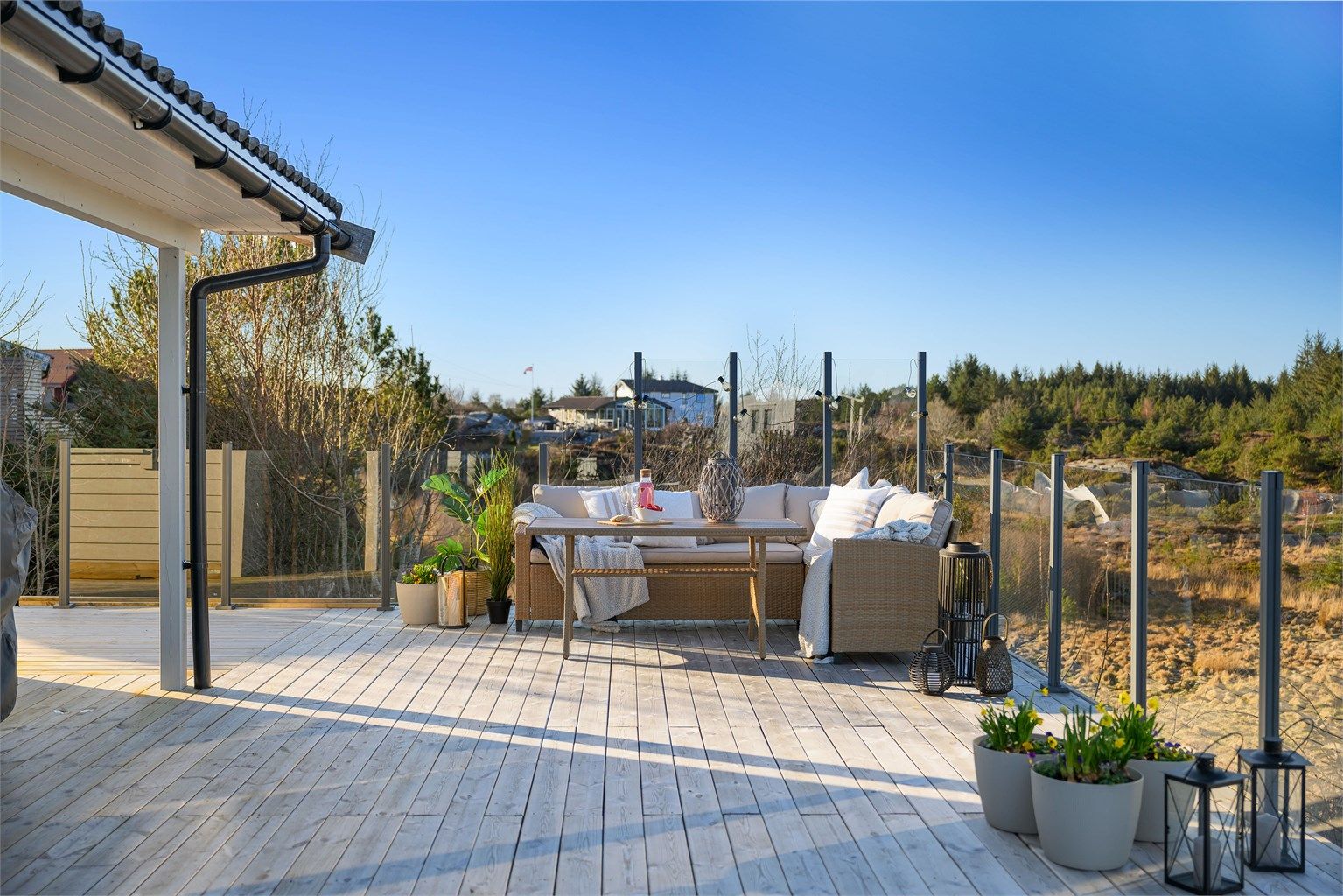 God plass til sittemøbler på den store terrassen.