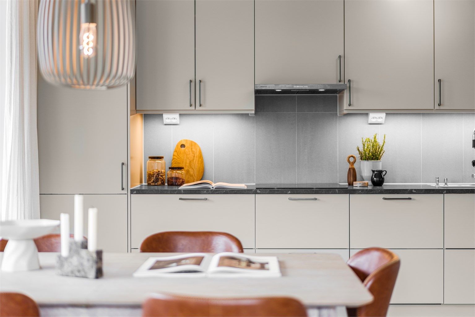 Leiligheten er ny fra 2024 og har en åpen løsning mellom stue og kjøkken, med gjennomgående parkettgulv.
Foto: [Fotograf eller fotofirma]