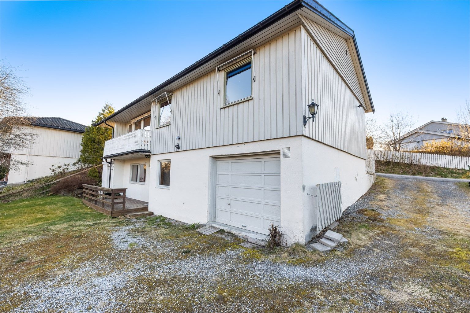 Eiendomsmegler Krogsveen v/Christian Blenne Lien ønsker velkommen til Solveien 7! En enebolig med stor hage og en barnevennlig beliggenhet på Lørenfallet.