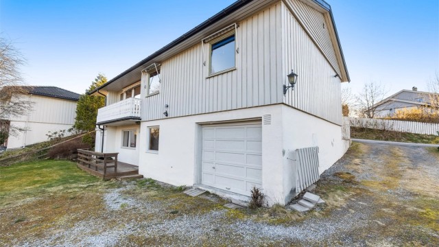 Eiendomsmegler Krogsveen v/Christian Blenne Lien ønsker velkommen til Solveien 7! En enebolig med stor hage og en barnevennlig beliggenhet på Lørenfallet.