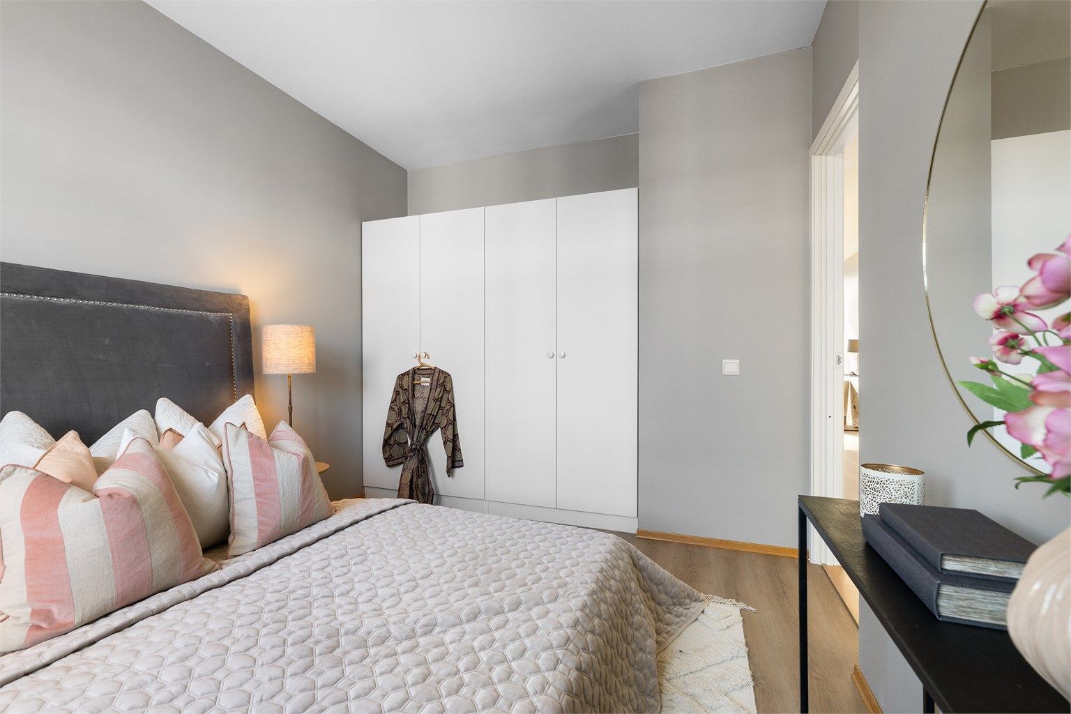 Soverommet har, som resten av leiligheten nye enstavsgulv og nymalte veggflater.