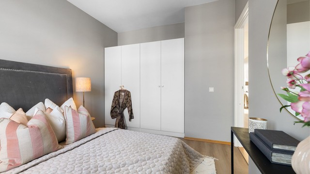 Soverommet har, som resten av leiligheten nye enstavsgulv og nymalte veggflater.