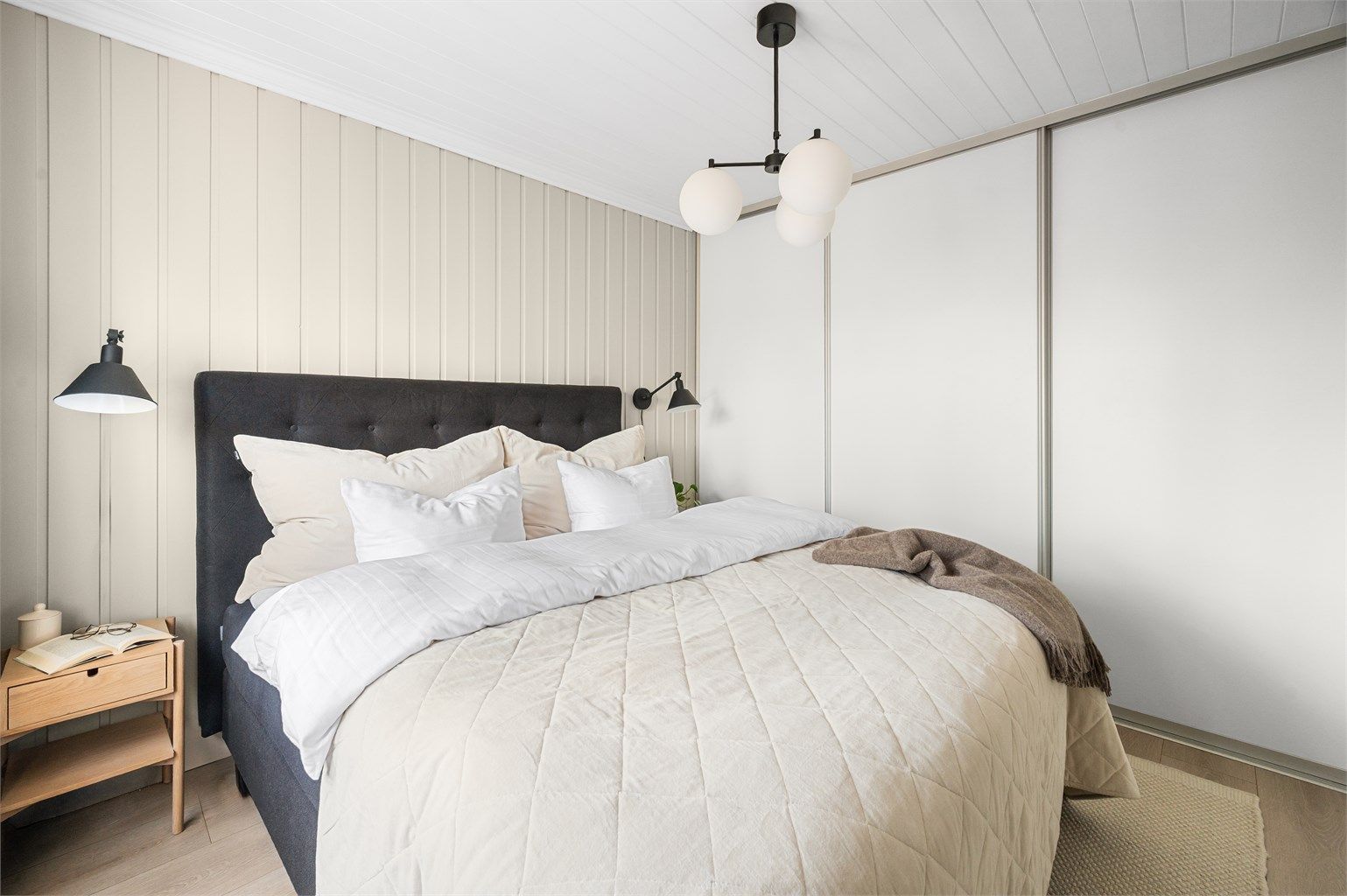 En stor skyvedørsgarderobe gir rikelig med oppbevaringsplass på soverommet.