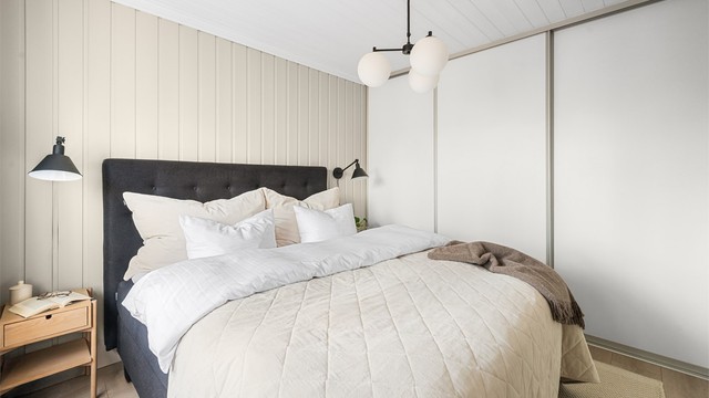 En stor skyvedørsgarderobe gir rikelig med oppbevaringsplass på soverommet.
